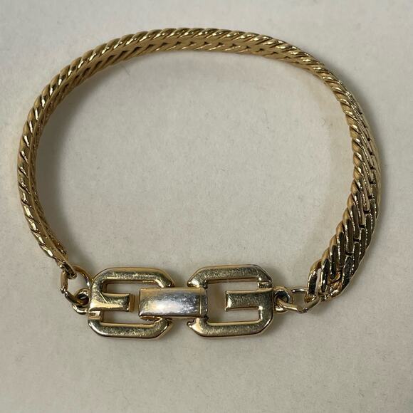 Givenchy Vintage Herringbone Gold Tone Clasp 7" Bracelet GG Double Logo Signed - Picture 1 of 6